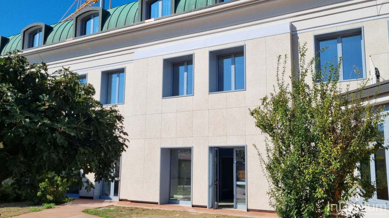 Esempio di facciata ventilata con rivestimento in ceramica su edificio moderno