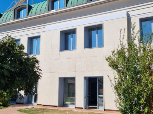 Esempio di facciata ventilata con rivestimento in ceramica su edificio moderno