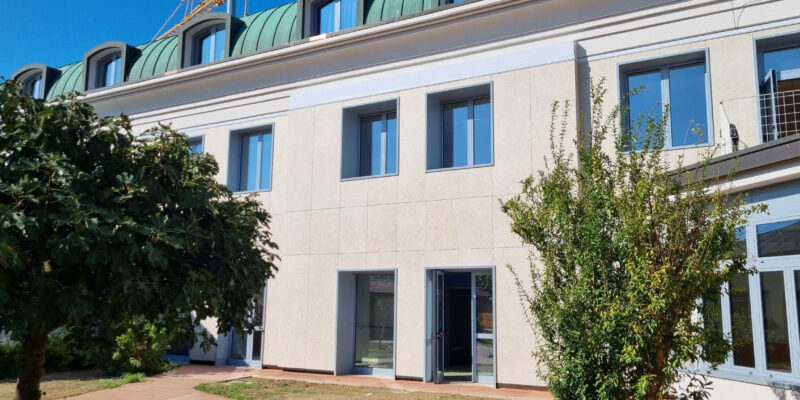 Esempio di facciata ventilata con rivestimento in ceramica su edificio moderno