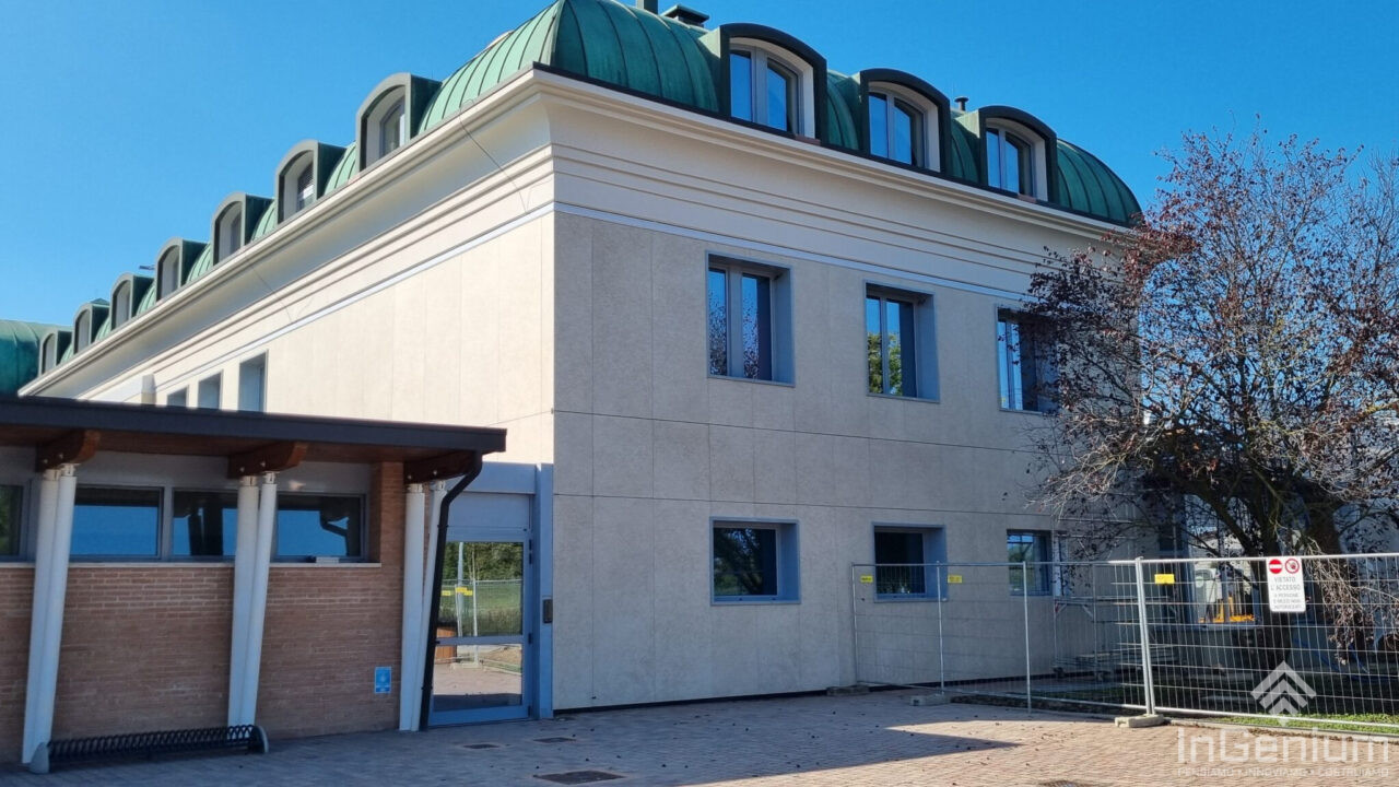 Esempio di facciata ventilata con rivestimento in ceramica su edificio moderno