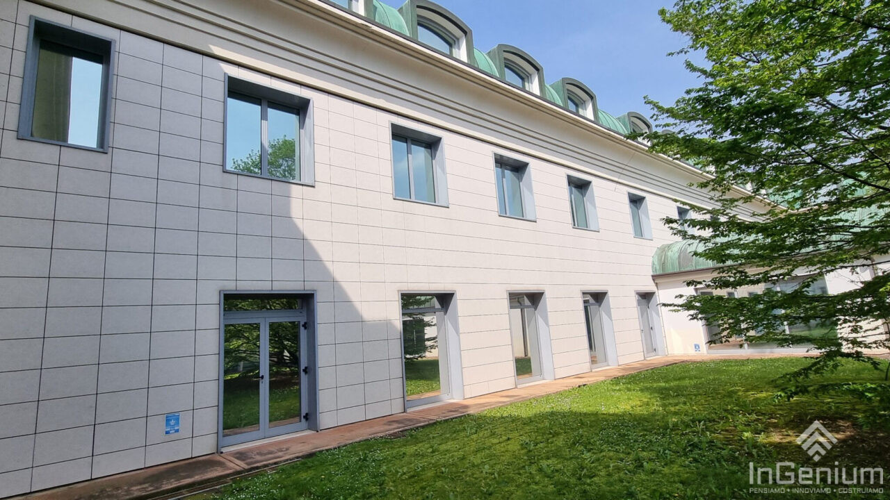 Esempio di facciata ventilata con rivestimento in ceramica su edificio moderno