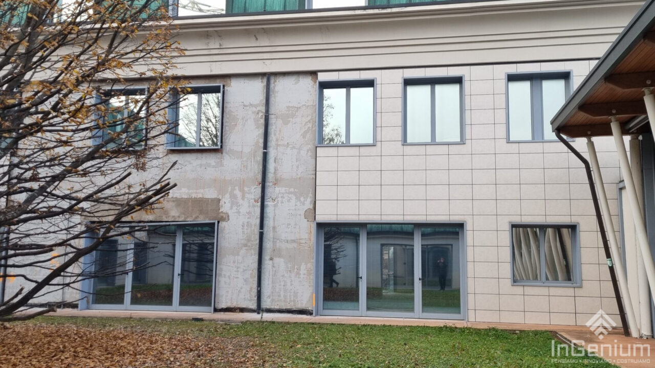 Esempio di facciata ventilata con rivestimento in ceramica su edificio moderno