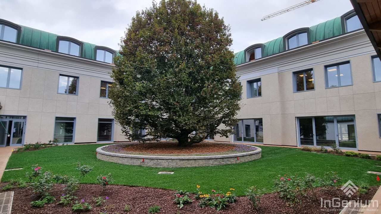 Esempio di facciata ventilata con rivestimento in ceramica su edificio moderno